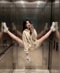 AI生成电梯一字马美女制作教程，条条流量上万，别再在外面被割韭菜了，全流程实操-易得个人分享